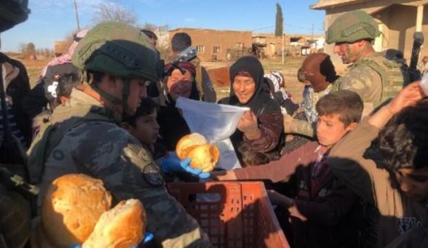 Mehmetçik, Suriyelilere ekmek dağıtımını sürdürüyor