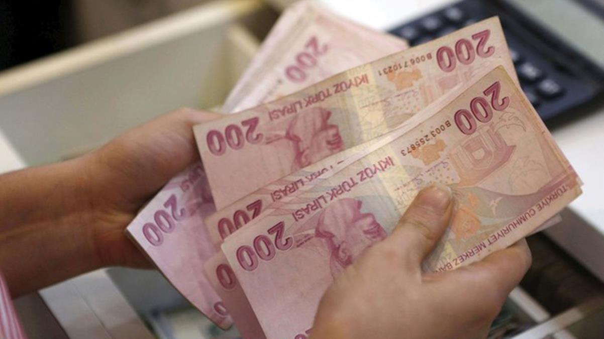 Milyonlarca emekli için büyük gün yarın! Hem zamlı maaş hem de ikramiye alarak çifte bayram yaşayacaklar