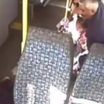 Minibüsün önüne kırdı, arka koltuktan basamaklara düştü!