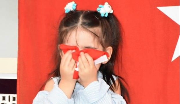 Minik öğrencilerin 'bayrak nöbeti'