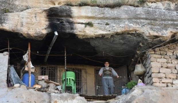 Modern yaşamını bırakıp, doğduğu mağarada yaşıyor