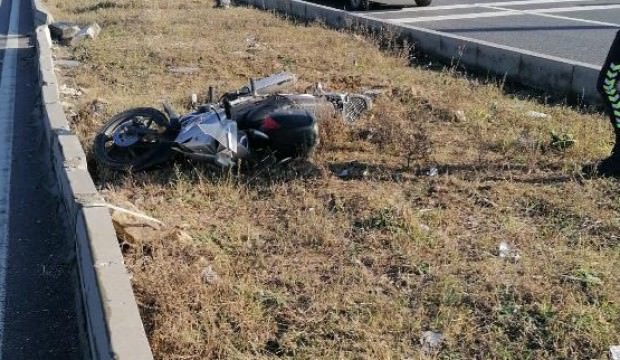 Motosiklet refüje çarptı: 1 ölü, 1 yaralı