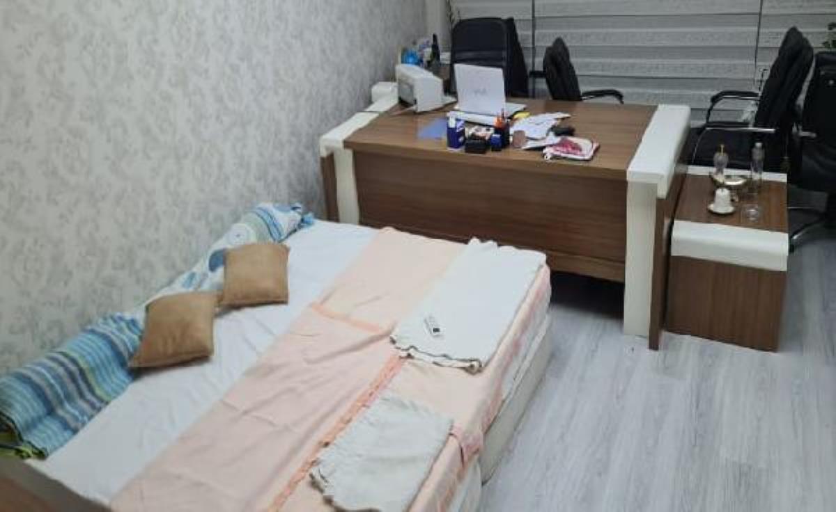 Müdür yardımcısı, makam odasını yurt bulamayan öğrencilere tahsis etti