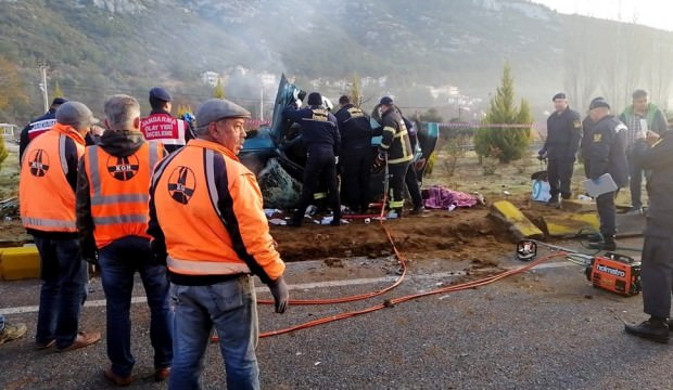 Muğla'da feci kaza: 2 ölü 1 yaralı