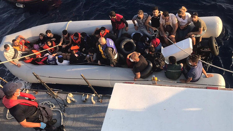 Muğla'da Türk kara sularına itilen sığınmacılar kurtarıldı