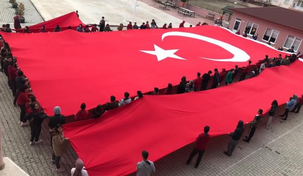 Öğrenciler şehitler için dua edip dev Türk Bayrağı açtı