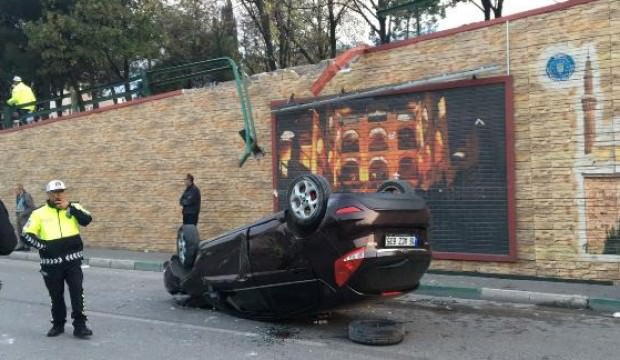 Otomobil bariyeri aşıp, alt yola düştü: 4 yaralı
