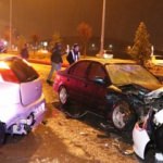 Otomobil kaza sonrası toplanan kalabalığa daldı