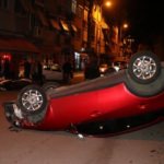 Otomobil park halindeki araçlara çarpıp ters döndü