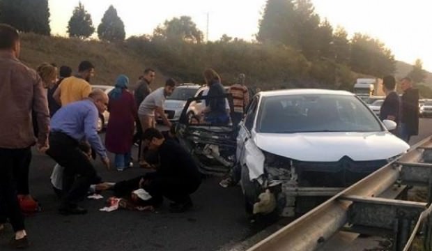 Otomobil refüjdeki bariyere çarptı: 4'ü çocuk 6 yaralı