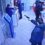 Oyuncak silahla soyguna kalkıştı! İlginç anlar kamerada