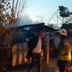 Pendik'te bir gecekondu alev alev yandı!