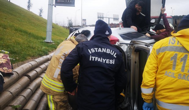 Pendik'te takla atan araçta sıkışan kadını itfaiye kurtardı
