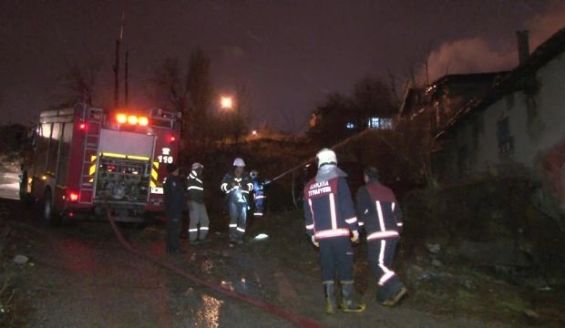 Peş peşe yangınlar... Ankara'da gecekondular kundaklandı