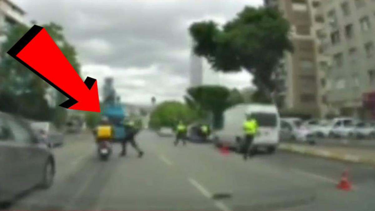 Polis, seyir halindeki motosikletlinin kaskına vurdu! Görüntüler tepki topladı