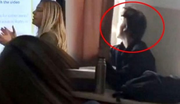 Rezalet! Öğretmen ders anlatırken öğrenci sigara içti