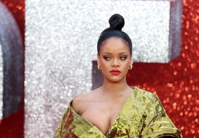 Rihanna'dan Derin Dekolte!