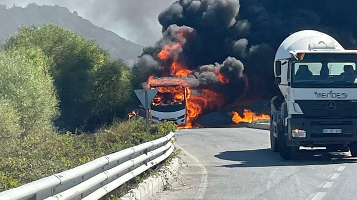 Rus turistleri taşıyan midibüs alev alev yandı