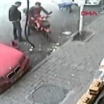 Şaha kalkan motosikletin ortalığı birbirine kattığı anlar kamerada!