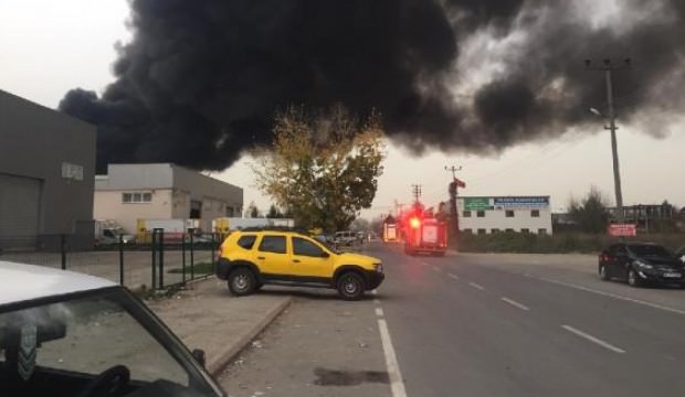 Sakarya'da, geri dönüşüm fabrikasında yangın
