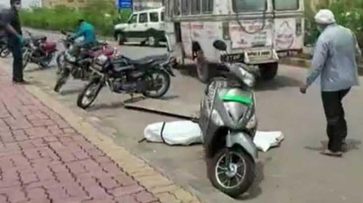 Salgında kabusu yaşayan Hindistan'da cenaze ambulanstan düştü, o anlar kamerada