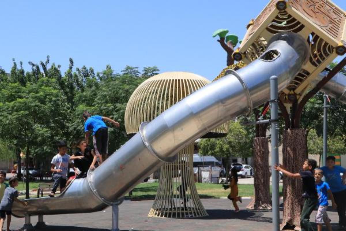 Şanlıurfa'da belediyenin çocuk parkına yerleştirdiği sacdan kaydırak büyük tepki çekti: Çocuklar kebap olacak