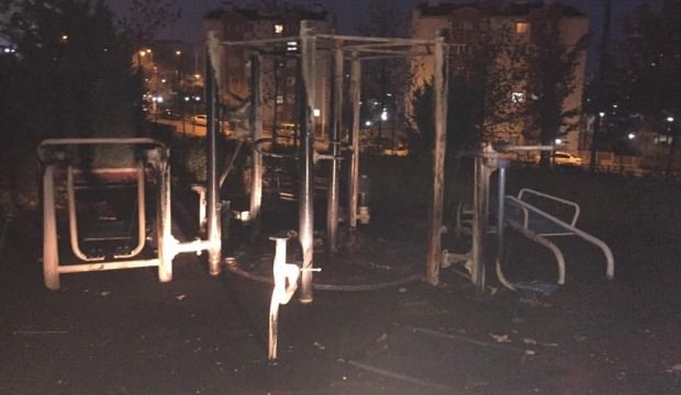 Şehir eşkıyaları oyun parkını yaktı