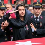 Şehit eşini son yolculuğuna asker selamıyla uğurladı
