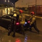 Şiddetli yağış nedeniyle mahsur kalan araç böyle kurtarıldı