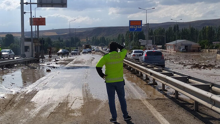 Sivas - Ankara karayolunda taşkın nedeniyle ulaşım aksadı