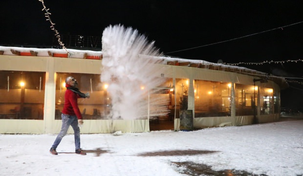 Sivas'ta eksi 21 derecede havaya atılan sıcak su buza döndü