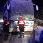 Sivas’ta yolcu otobüsü kepçeyle çarpıştı
