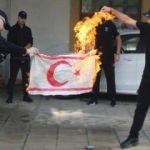 Skandal hareket! Irkçı eylemde KKTC bayrağı yakıldı