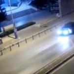 Şoke eden görüntü! Polisi aracın kaputunda sürükledi!