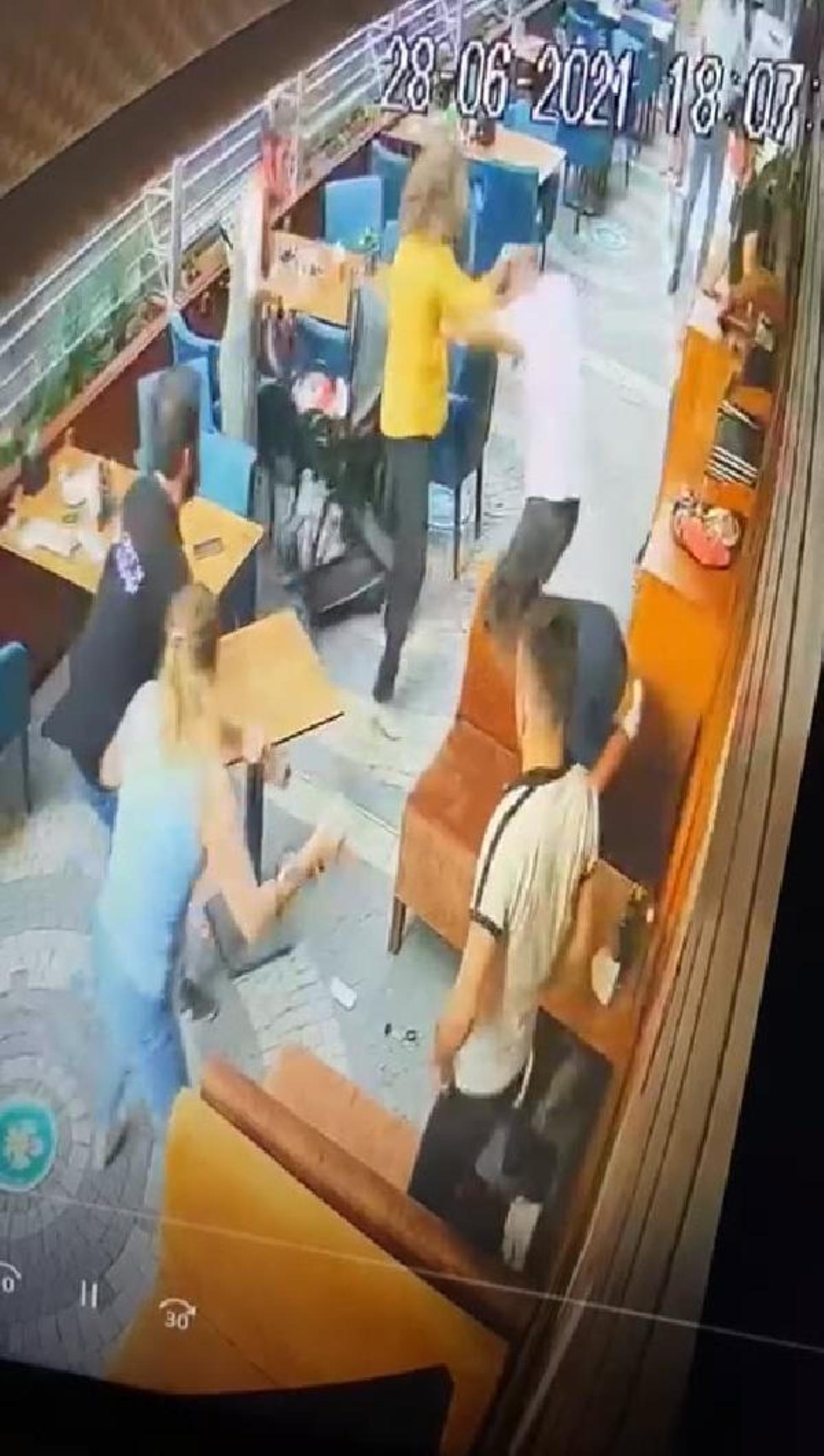 Soma'da eski eşi ile engel olmak isteyen iki kadını darbetti