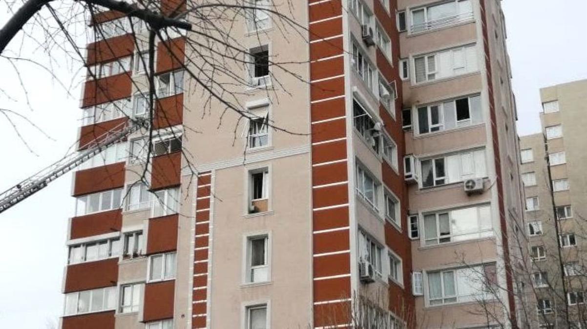 Son Dakika: Apartmandakiler panikle dışarıya koştu! Bahçelievler'de 14 katlı binada patlama