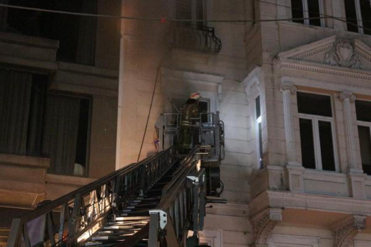 Son dakika: BEYOĞLU’NDA EMRE KINAY OYUNCULUK AKADEMİSİ’NİN BULUNDUĞU BİNADA KOKUTAN YANGIN