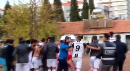 Son dakika golüyle saha karıştı! Tekme tokat kavga...