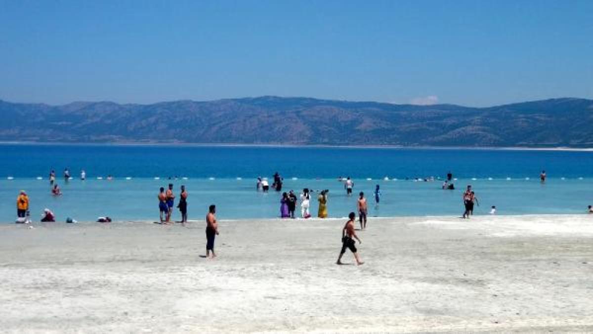 Son dakika haber! Yasağa rağmen Salda Gölü kıyısında nargile içip, çamur banyosu yaptılar