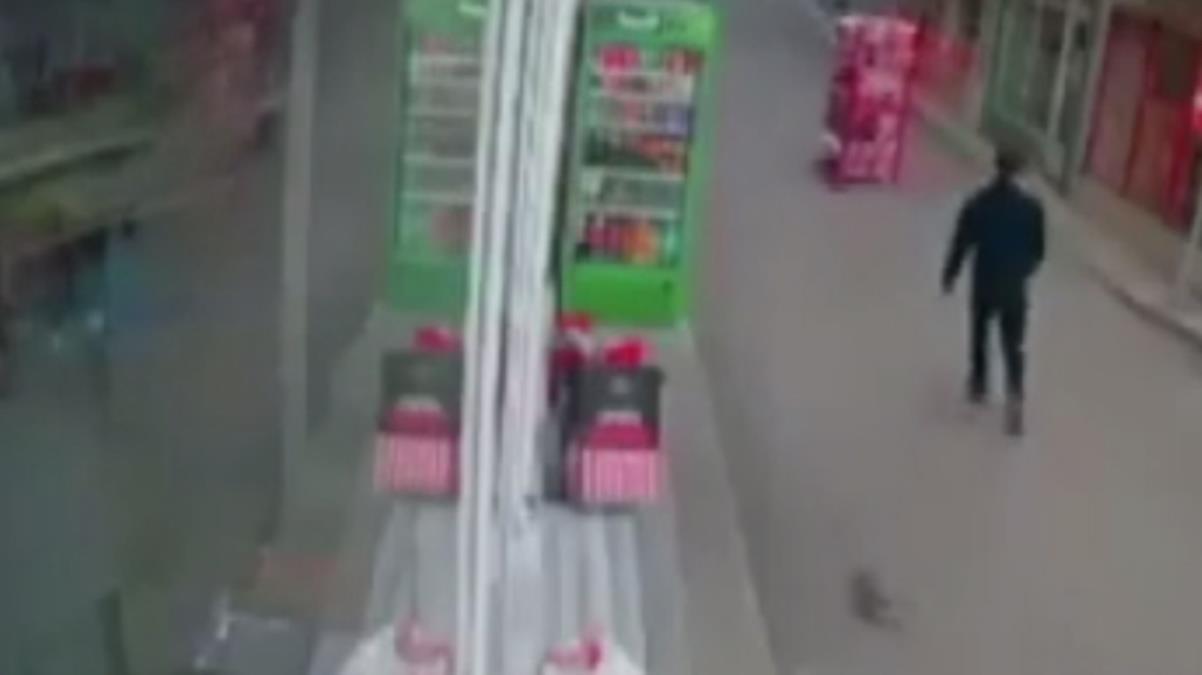 Sürüklenen cips standının peşinden depar atan esnaf, sosyal medyada gündem oldu