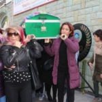 Tabutunu kadınlar taşıdı!