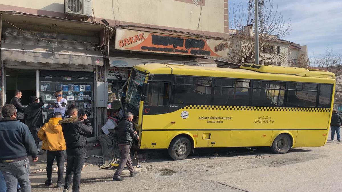 Taksiyle çarpışan özel halk otobüsü büfeye daldı: 1 kişi öldü, 9 kişi yaralandı