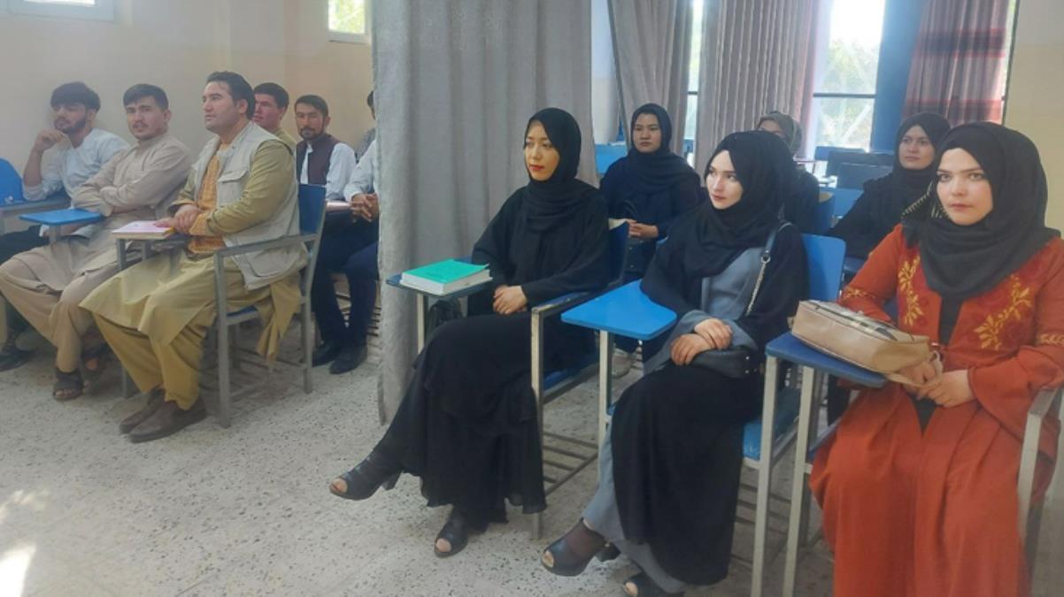 Taliban başkent Kabil'deki üniversiteyi kız ve erkek öğrencilerin arasına perde çekerek açtı