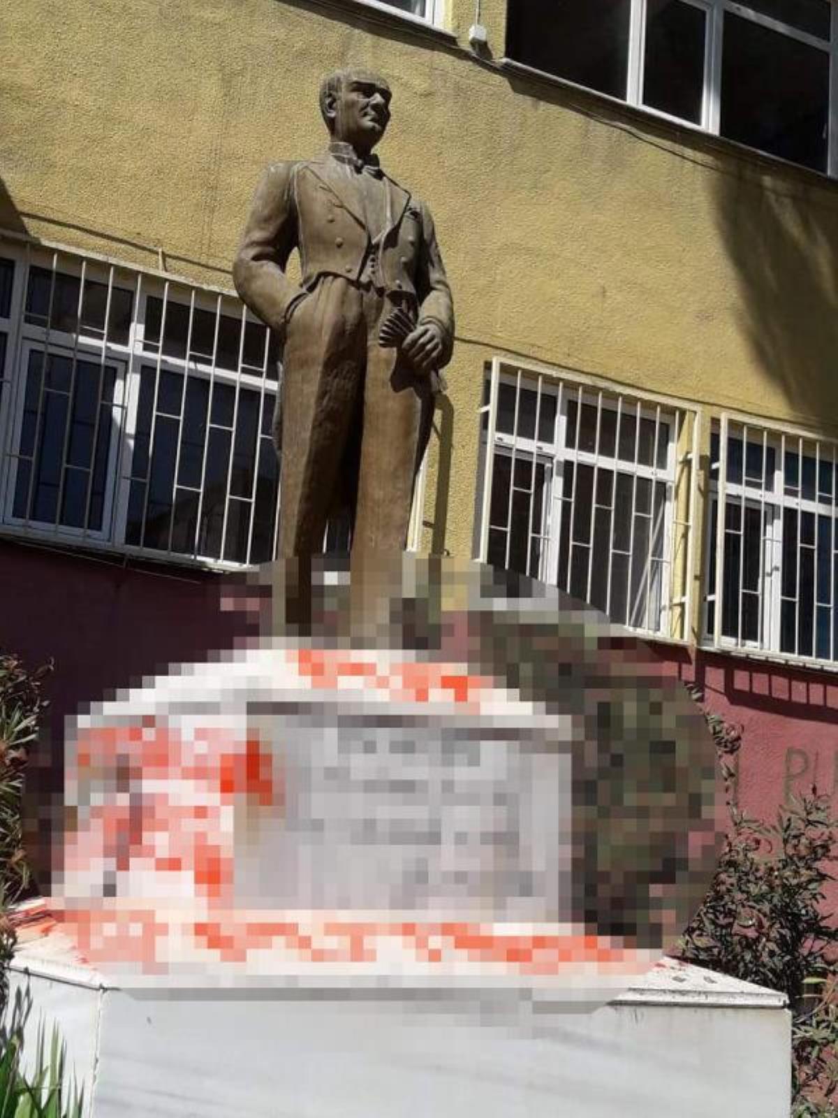 Tekirdağ'da Atatürk heykeline çirkin saldırı