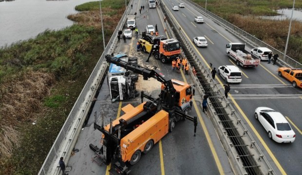 TEM'de çöp kamyonu yan yattı: Edirne yolu kapandı