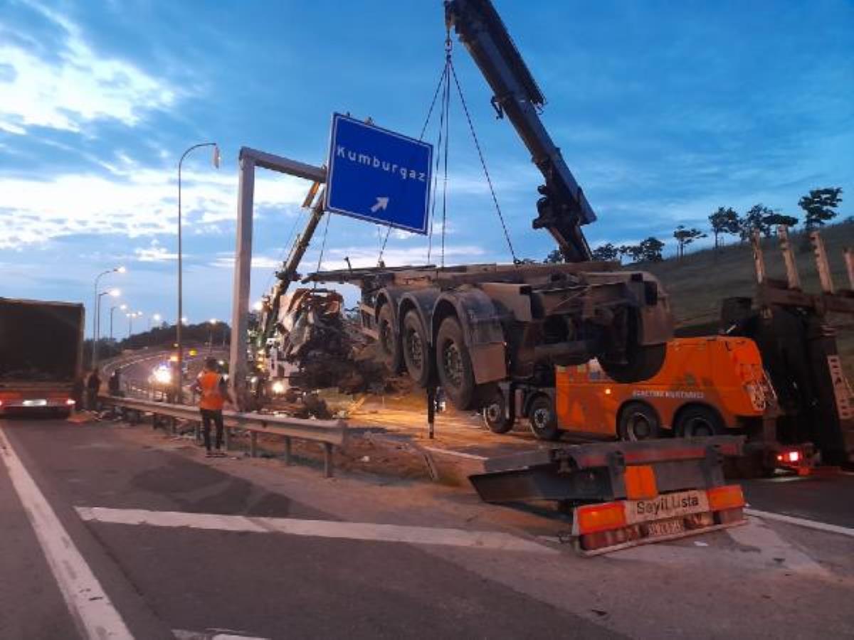TEM'de direksiyon hakimiyetini kaybederek yön tabelasına çarpan sürücü hayatını kaybetti