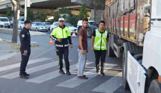 TIR'ın çarptığı simitçinin bacağı koptu