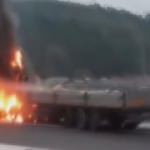TIR yolun ortasında yandı