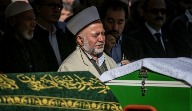 Torununun ve oğlunun cenaze namazını gözyaşlarıyla kıldırdı