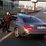 Trafik felç oldu! Kadın sürücü otobüsün önünü kesti